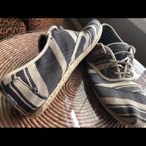 Men’s toms size 11